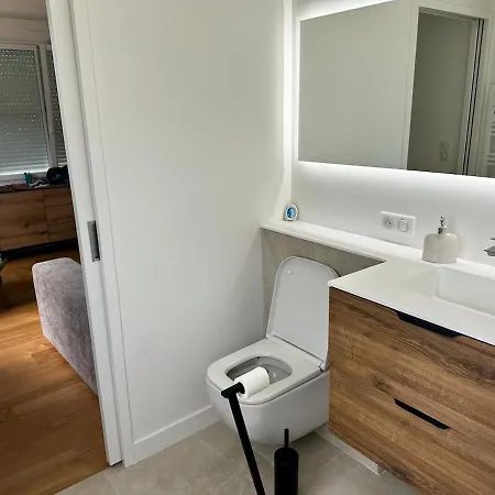 Hébergement de vacances Renovated With Terrace, 750m To *