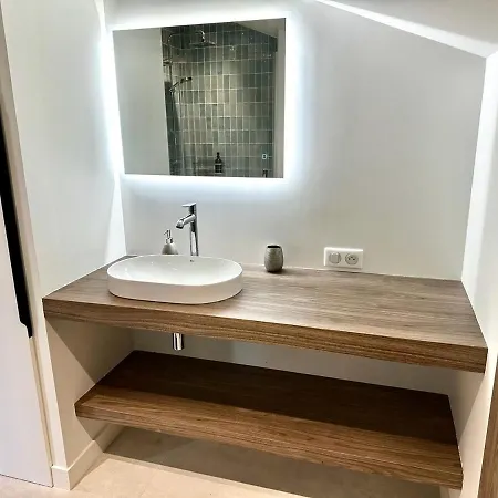 Hébergement de vacances Renovated With Terrace, 750m To *