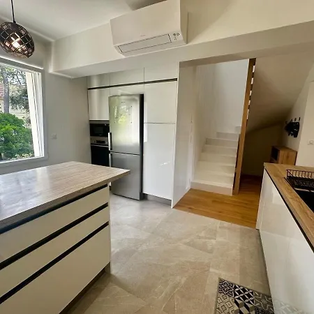 Hébergement de vacances Renovated With Terrace, 750m To