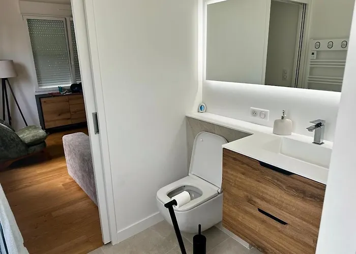 Сasa de vacaciones Renovated With Terrace, 750m To *