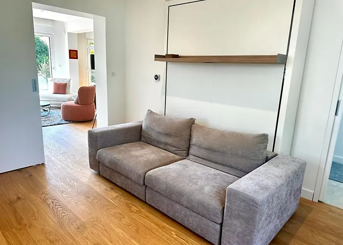 Сasa de vacaciones Renovated With Terrace, 750m To *