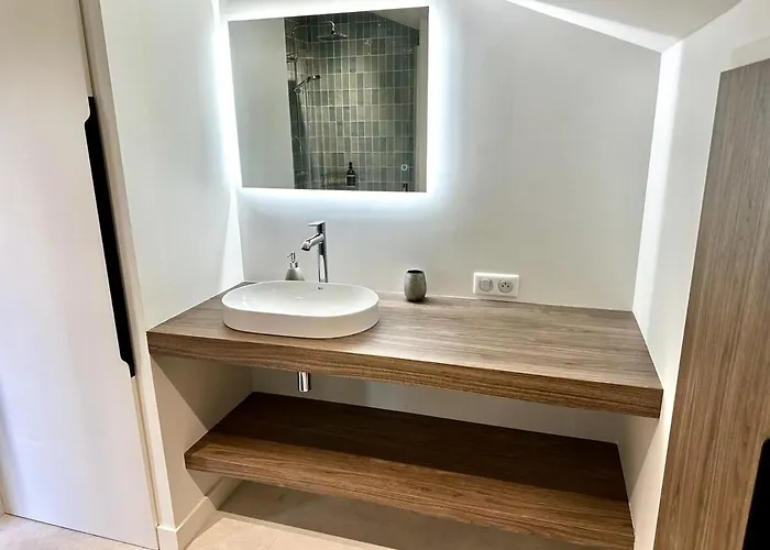 Сasa de vacaciones Renovated With Terrace, 750m To *