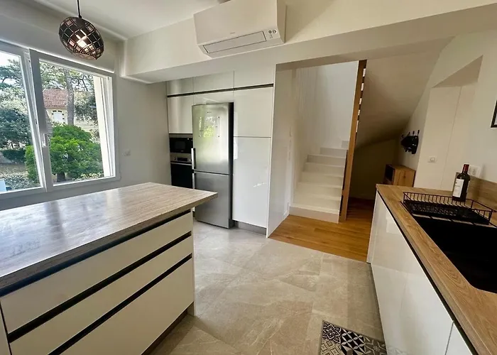 Сasa de vacaciones Renovated With Terrace, 750m To